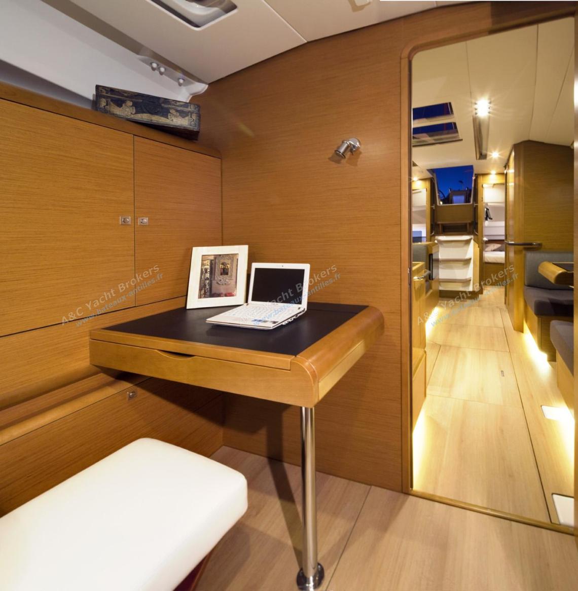 Jeanneau Sun Odyssey 419 : Desk in forward cabin